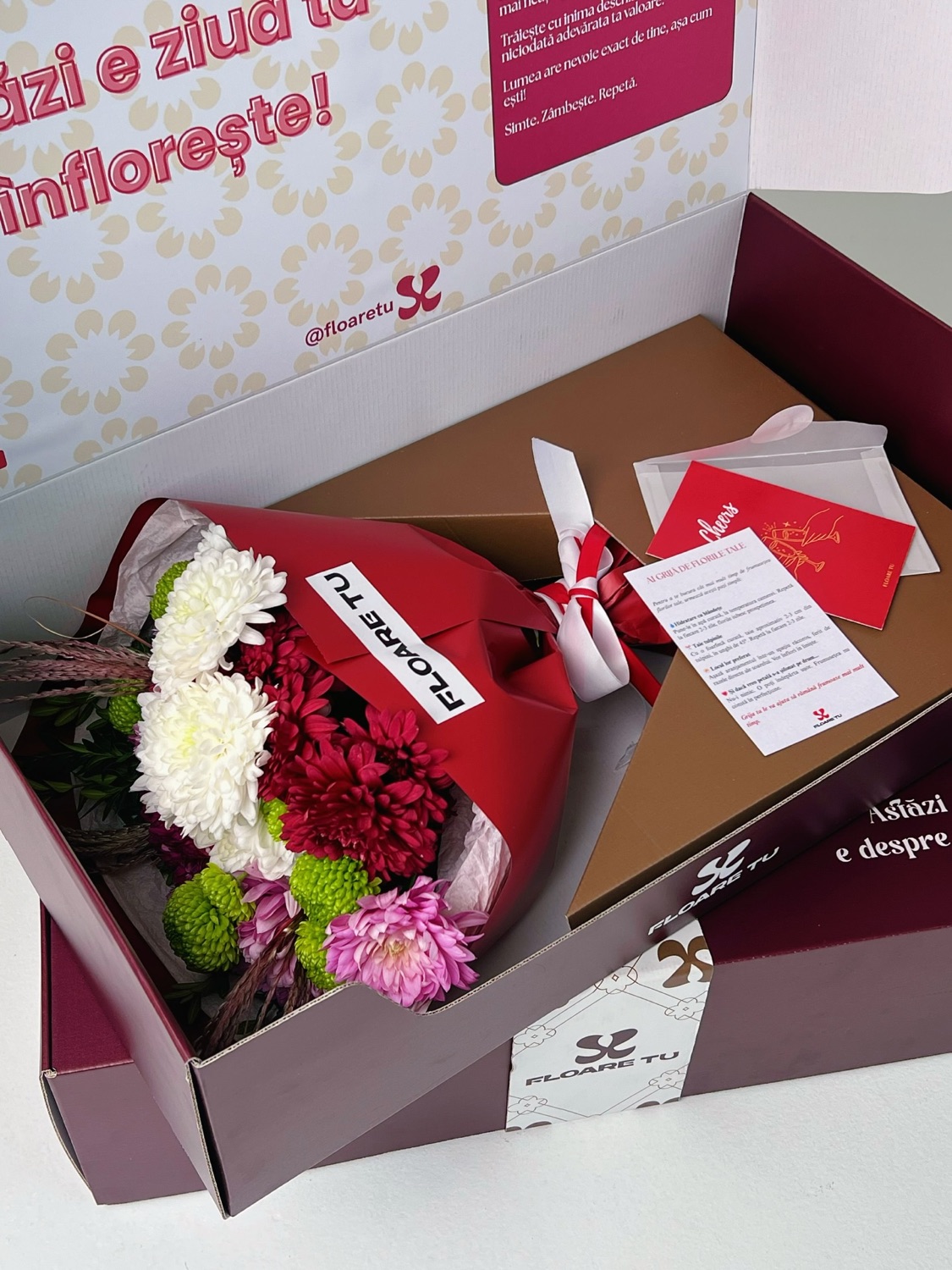 Cutie cu flori deschisă